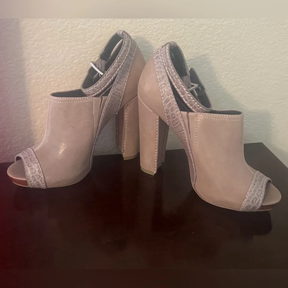 BCBG Max Azria Reagan All Leather Peep Toe Block Heels 8/38 - Picture 3 of 11